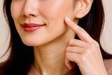 「塗る位置を変えるだけで“おば見え”回避。−５歳見えが叶う【小顔シェーディングテク】」の画像1