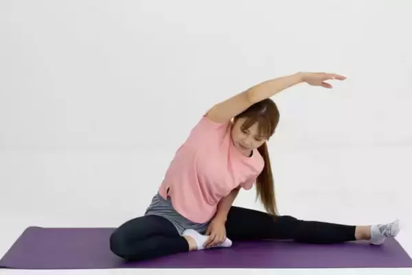 「なぜか太って見える原因は“背中の厚み”。１日１分【後ろ姿が若返る】簡単ストレッチ」の画像