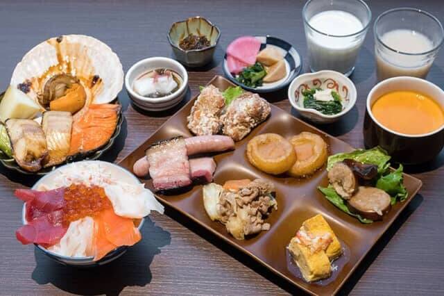 セルフで作れる海鮮丼や北海道グルメが盛りだくさん。【ラビスタ函館ベイANNEX】の朝食バイキングは満足感たっぷり