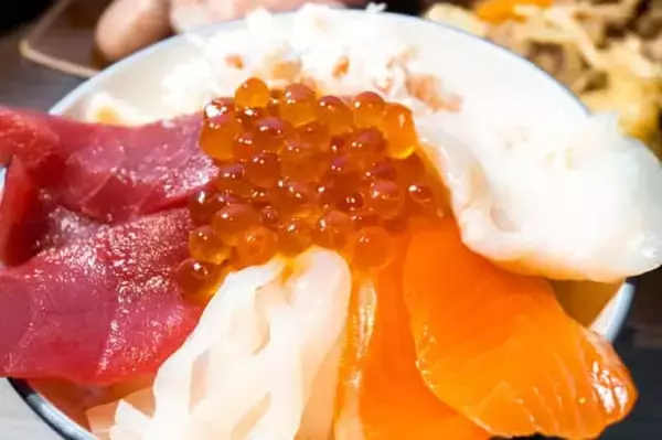 「セルフで作れる海鮮丼や北海道グルメが盛りだくさん。【ラビスタ函館ベイANNEX】の朝食バイキングは満足感たっぷり」の画像