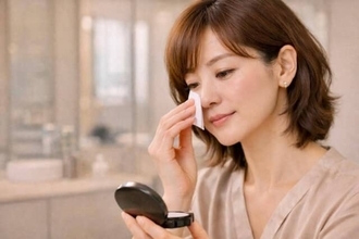 午後の“お疲れ顔”に流されない。 職場でサッと整う「ベースメイクお直しテク」