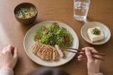 「主食を控えるvsバランスで整える、やせやすいのはどっち？大人世代の食事の正解」の画像1