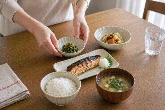 主食を控えるvsバランスで整える、やせやすいのはどっち？大人世代の食事の正解
