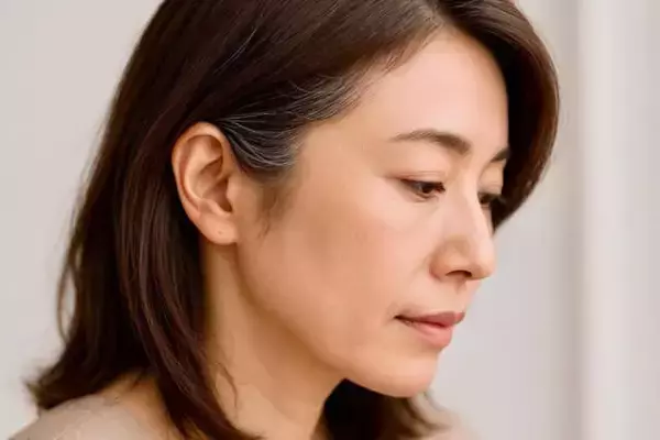 白髪が“浮かない・老けない”。40代のおしゃれ髪をつくる【白髪ぼかし×ニュアンスカラー】