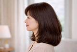 「軽くしたつもりなのに重い？40代・50代のミディアムヘアが古見えする“レイヤーの高さ”問題」の画像1
