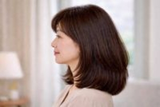 軽くしたつもりなのに重い？40代・50代のミディアムヘアが古見えする“レイヤーの高さ”問題