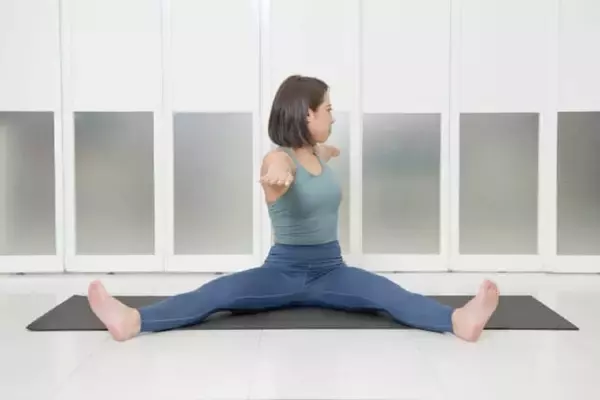 「“おデブ化”解消には背中も重要なカギ！１日５回【お腹＆背中を引き締める】簡単エクササイズ」の画像