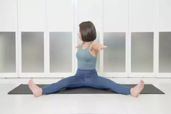 「“おデブ化”解消には背中も重要なカギ！１日５回【お腹＆背中を引き締める】簡単エクササイズ」の画像