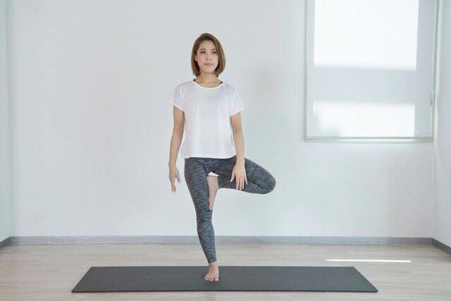 下半身のシルエットが変わる。１日１セット【脚・腰・体幹をまとめて鍛える】簡単ポーズ