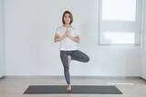 「下半身のシルエットが変わる。１日１セット【脚・腰・体幹をまとめて鍛える】簡単ポーズ」の画像4