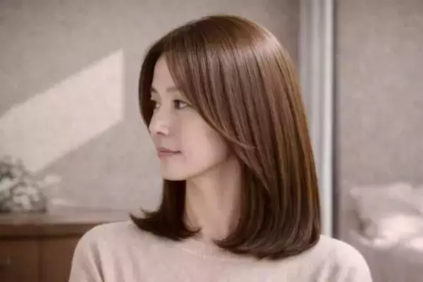 【40代・50代】今っぽくて若々しい人は“重さを残しすぎない”。2026春・大人のミディアムヘアの正解