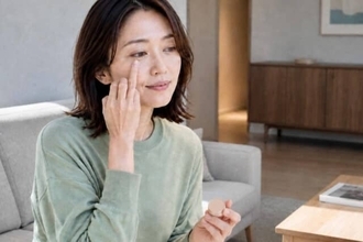 コンシーラー、クマ全体に塗ってない？40代からは「影の境目だけ」をぼかすが鍵