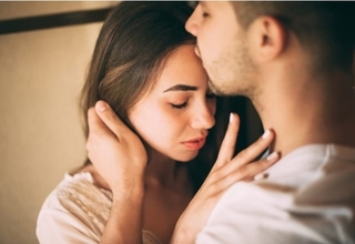 骨抜きになっちゃうよ…。愛する男性をデレさせる「ハグ中の仕草」