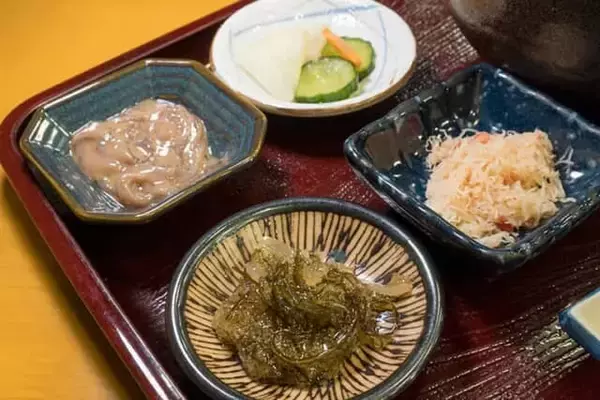 「函館朝市で朝ごはん。19店･約65種類以上から選べる【東急ステイ函館朝市 灯の湯】の朝食」の画像