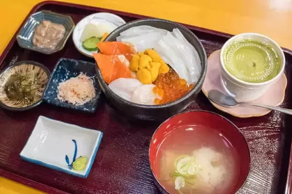 「函館朝市で朝ごはん。19店･約65種類以上から選べる【東急ステイ函館朝市 灯の湯】の朝食」の画像