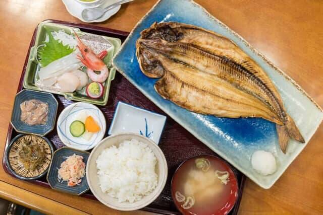 函館朝市で朝ごはん。19店･約65種類以上から選べる【東急ステイ函館朝市 灯の湯】の朝食