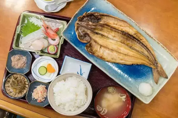 「函館朝市で朝ごはん。19店･約65種類以上から選べる【東急ステイ函館朝市 灯の湯】の朝食」の画像