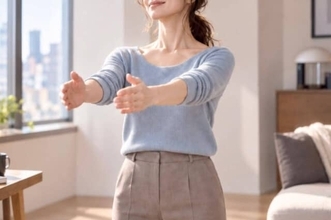 【最近、上半身が縮こまって見える…】立ったまま30秒。胸・背中を動かす簡単エクササイズ