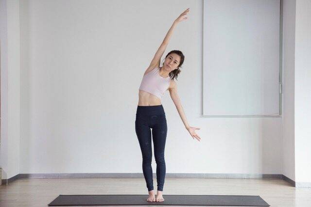 下腹より“腰横”が気になる人に。１日１セットで始める【くびれリセット】簡単ポーズ