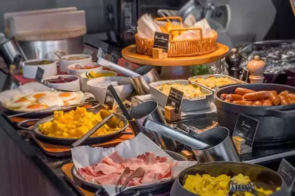 「都会の眺望とこだわりの味が染みわたる。【三井ガーデンホテル銀座築地】朝食ビュッフェ」の画像