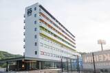 「岡山県の競輪場にあるスタジアム一体型ホテル【KEIRIN HOTEL 10 by 温故知新】は滞在が楽しくなるユニークな館内」の画像1