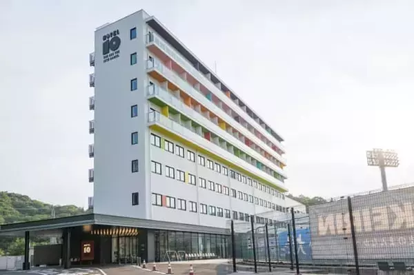 岡山県の競輪場にあるスタジアム一体型ホテル【KEIRIN HOTEL 10 by 温故知新】は滞在が楽しくなるユニークな館内