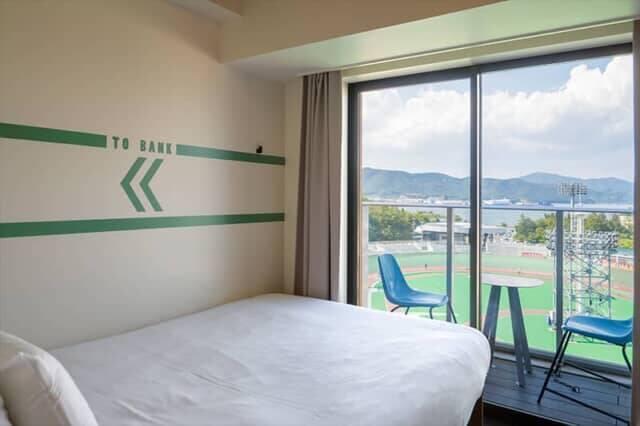 岡山県の競輪場にあるスタジアム一体型ホテル【KEIRIN HOTEL 10 by 温故知新】は滞在が楽しくなるユニークな館内