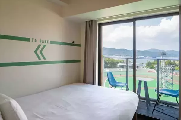 「岡山県の競輪場にあるスタジアム一体型ホテル【KEIRIN HOTEL 10 by 温故知新】は滞在が楽しくなるユニークな館内」の画像