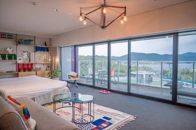 岡山県の競輪場にあるスタジアム一体型ホテル【KEIRIN HOTEL 10 by 温故知新】は滞在が楽しくなるユニークな館内