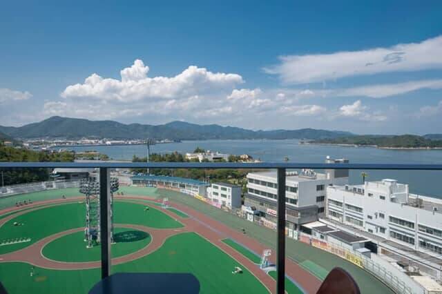 岡山県の競輪場にあるスタジアム一体型ホテル【KEIRIN HOTEL 10 by 温故知新】は滞在が楽しくなるユニークな館内