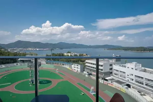 「岡山県の競輪場にあるスタジアム一体型ホテル【KEIRIN HOTEL 10 by 温故知新】は滞在が楽しくなるユニークな館内」の画像