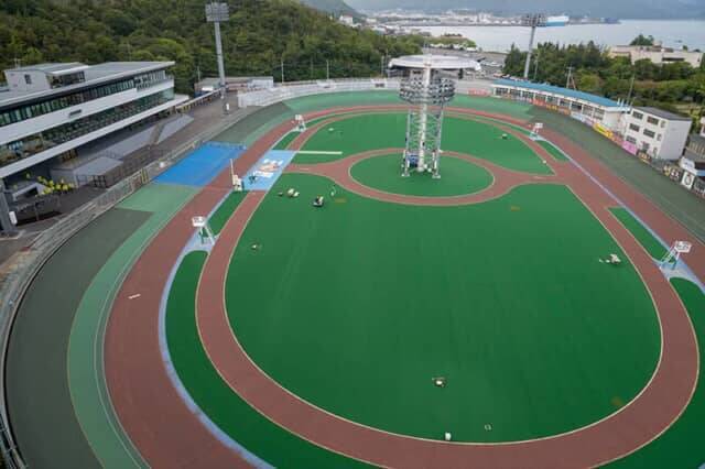 岡山県の競輪場にあるスタジアム一体型ホテル【KEIRIN HOTEL 10 by 温故知新】は滞在が楽しくなるユニークな館内
