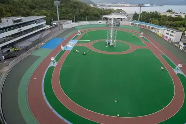 「岡山県の競輪場にあるスタジアム一体型ホテル【KEIRIN HOTEL 10 by 温故知新】は滞在が楽しくなるユニークな館内」の画像