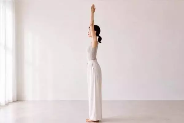 「お腹だけじゃない。40代からの“横広がり体型”は姿勢から整えるのが近道」の画像