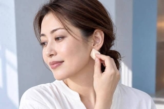まとめ髪の日、耳まわりにもファンデを塗るべき？境目は「スポンジの残り」でつなぐ