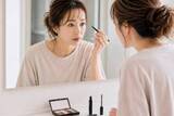 「アイメイク、気づくとにじんでない？初夏に増える“大人の目元崩れ問題”」の画像1