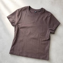40代からの夏Tシャツ、これで正解かも。ユニクロ「ミニT」が骨スト体型にハマる理由