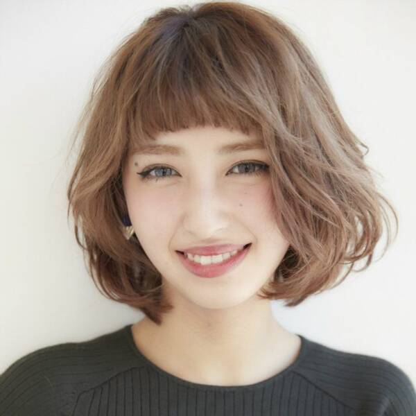 軽やかな印象が新鮮 女性らしい柔らかな フェザーボブ が大人ヘアのトレンドに 17年10月23日 エキサイトニュース