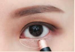 黒目がちの 深い目元 がポイント 守ってあげたくなる感を演出する愛されメイクテク 18年3月8日 エキサイトニュース