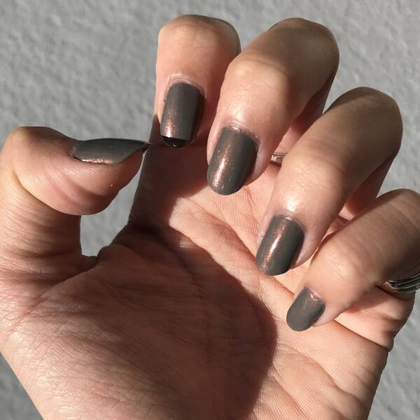 強い日差しに輝く 偏光ラメ で美しい指先に 今夏注目 Essie ネイルポリッシュの魅力 19年6月10日 エキサイトニュース