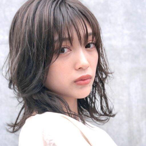 シルエット&くびれ感が鍵。2020春【旬顔ミディアムヘア】で愛され度UP