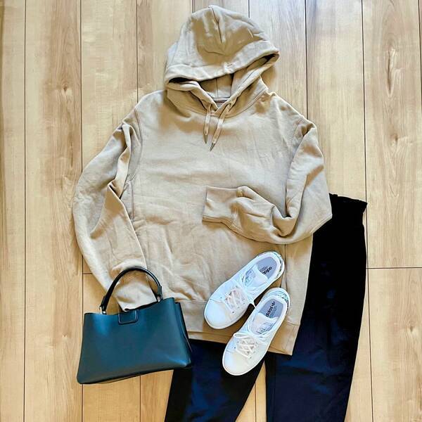 絶妙シルエットでこなれ感up ユニクロ 着回しに大活躍 スウェットプルパーカー 21年4月4日 エキサイトニュース