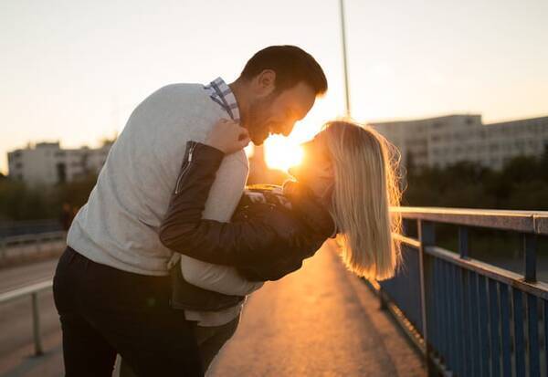 プロポーズの準備中 彼が 結婚を考えてる女性 にする行動 21年3月23日 エキサイトニュース