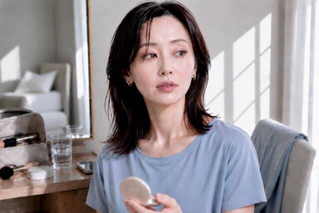 おしゃれのつもりが“おば見え”。2026夏、時代遅れに見られやすい「ツヤ肌メイク」の共通点