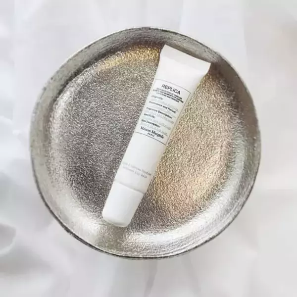 【マルジェラ新作も】乾燥知らずの唇に！大人が選ぶ“うるおい続く”名品リップケア３選