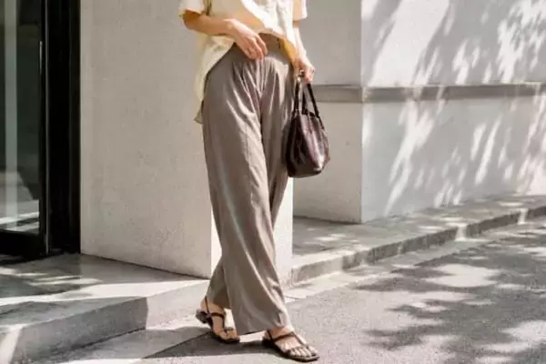 少しの工夫で印象が変わる。シンプルな夏コーデだからこそ効く「メリハリ」のつくり方