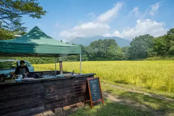 「期間限定【リゾナーレ那須】のブランチは特別感たっぷり。自分で収穫した野菜を農園のテーブル席で満喫」の画像