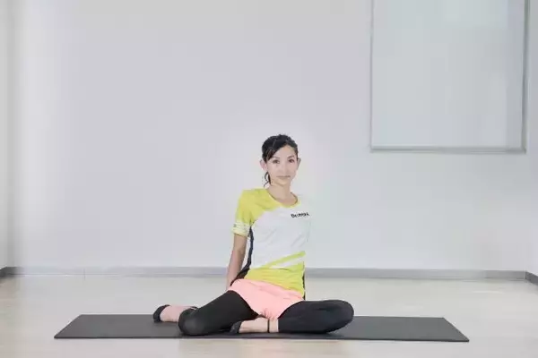 「腰まわり固まってない？１日３セット【下腹ぽっこりを招く姿勢クセを整える】簡単ストレッチ」の画像