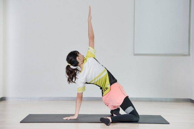 腰まわり固まってない？１日３セット【下腹ぽっこりを招く姿勢クセを整える】簡単ストレッチ