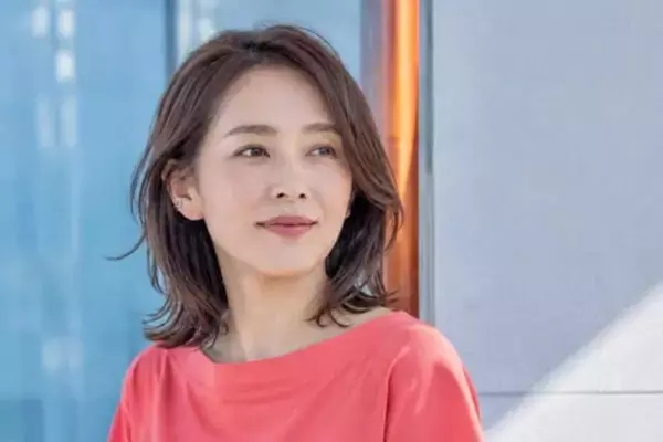 「髪を下ろしたい晩夏に。40代からのミディアムヘアは「顔まわりだけ動かす」がちょうどいい」の画像